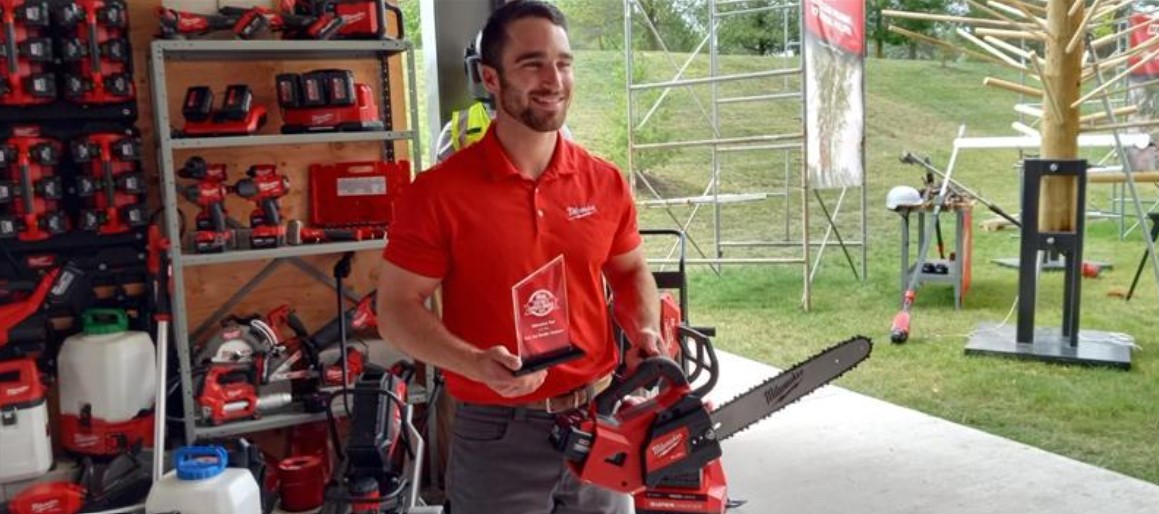 Jake Teitler, product manager of outdoor power equipment at @MilwaukeeTool with its 2023 Editor's Choice Award for the Milwaukee Tool Fuel Top Handle Chainsaw. #MilwaukeePipeline 🏆