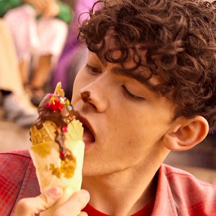 brheartstopper's tweet photo. @NetflixBrasil essa cena é muito fofa ❤️ https://t.co/s8G9HhuVCo