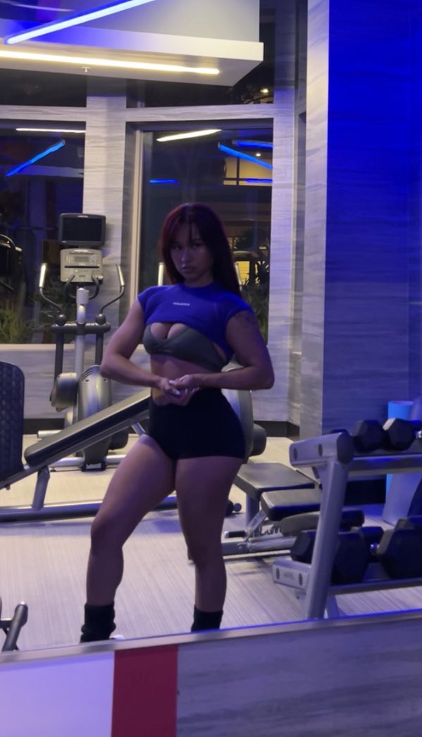 jazmintheegreat's tweet photo. barbell world 💜 https://t.co/rzcZ9OL6tt