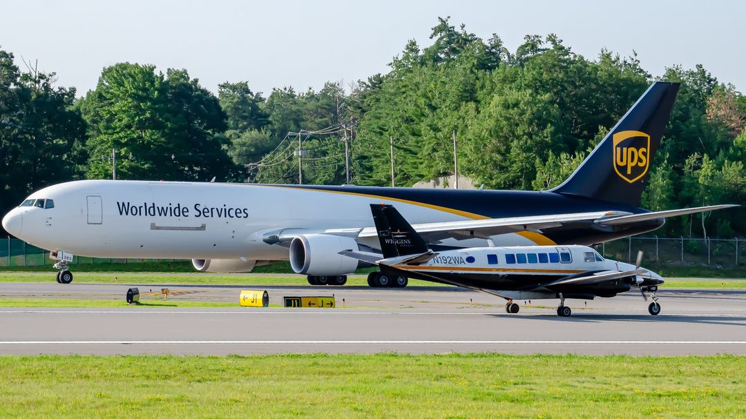 Wiggins_Airways's tweet photo. Teamwork makes the dream work!  📦🛫💪#FreightDogFriday 

BE99 departing @flymanchester with cargo that came off of the @UPSAirlines jet behind it. 

Photo by: Lukas Reinhold
#planespotting #avgeek https://t.co/JyPGeqWFG9
