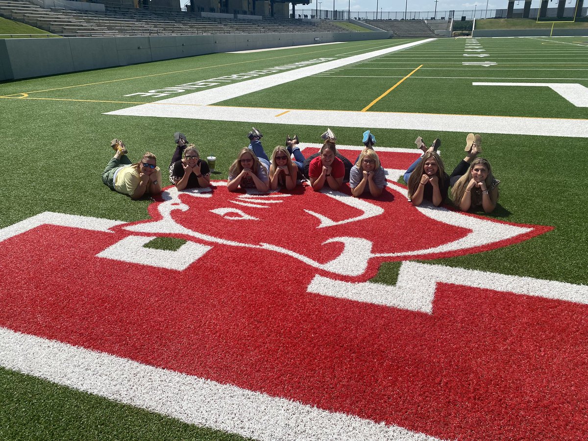 KhristinaEdwar1's tweet photo. Teacher Touchdown @TISDTEC! 🏈
@TISDDPES #DPEScougarprowl #hometownteam #SouthwestSweethearts 💕 https://t.co/pKh9P1gFRP