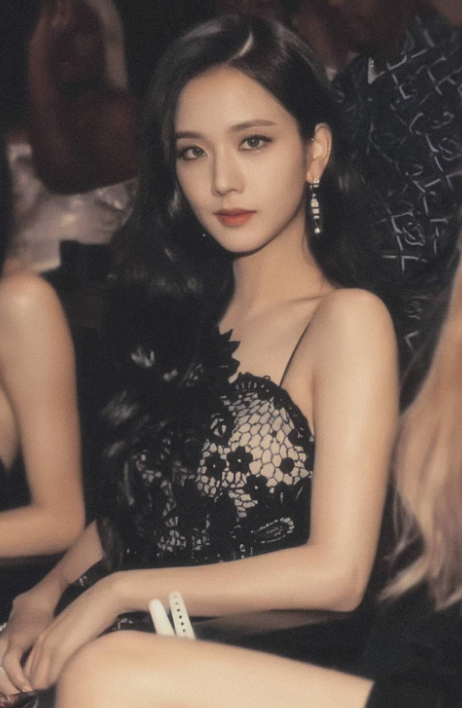 AboutMusicYT's tweet photo. Jisoo of BLACKPINK at the VMAs last year. https://t.co/T3SrqEJby0