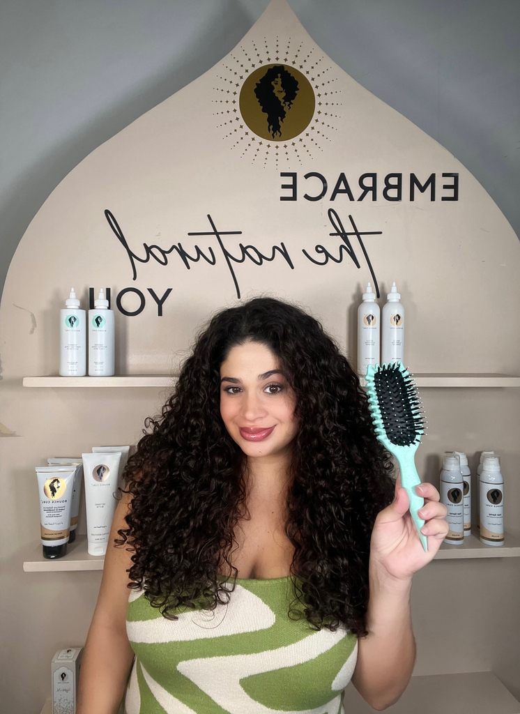 BounceCurl's tweet image. This one-of-a-kind, biodegradable beauty has arrived to redefine your curls, waves, and coils with patent-pending technology! 🔄🍃 Say goodbye to frizz and hello to frizz-free waves, curls, and coils now made possible in three unique ways! 💕
.
#bouncecurl #brush #new #waves