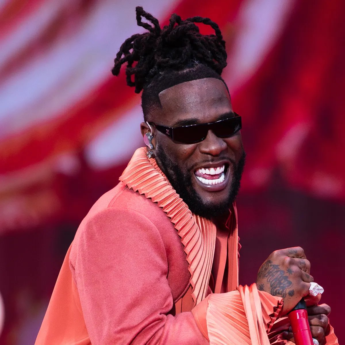Kulturlesite_'s tweet photo. 🚨Burna Boy X Aya Nakamura 🇳🇬🇫🇷

C’est confirmé, un feat arrive ! https://t.co/xu8VLdKjJn