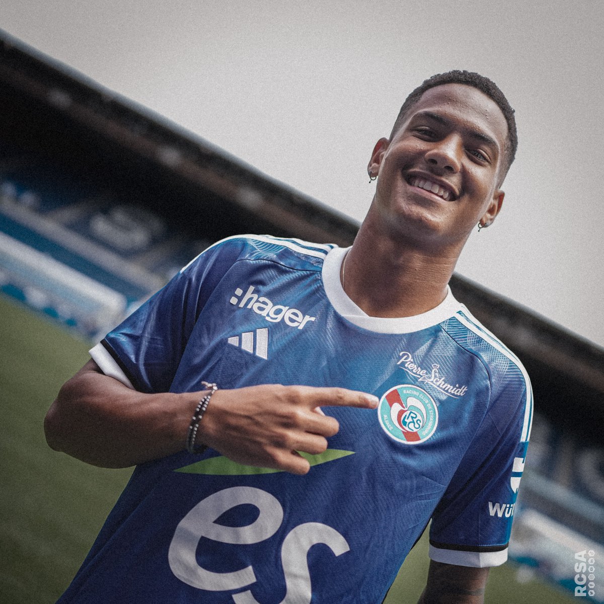 RCSA's tweet photo. ✍🏼 #MercatoRCSA | Le Racing Club de Strasbourg Alsace et @ChelseaFC ont trouvé un accord pour le prêt, sans option d'achat, de l'attaquant brésilien Ângelo Gabriel au Racing jusqu'à la fin de la saison.

💙 Bem-vindo Ângelo !