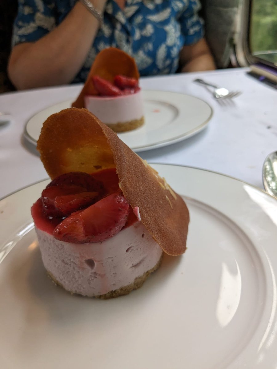 A great day with the #GardenOfEngland Tour from <a href="/Steam_Dreams/">Steam Dreams Rail Co</a>, nice food, pretty views and attentive staff. 🚂

<a href="/WixHill/">WixHill PR</a> #Train #Travel #SteamTravel #London #Luxury <a href="/TheBespokeBook/">Bespoke Black Book</a> #LordandLady #BespokeBlackBook #FineDinning