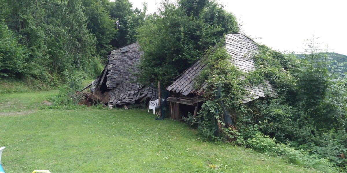lisaninmica's tweet photo. Put kojim sam davno isao u skolu (na slici) u prvi, drugi... razred.
Malo sam upoznao deo svojih unuka (na slici) o tome gde je bila moja skola i kako se do nje stizalo...
#skola #unuci #cerka #put #zavicaj https://t.co/GgGgKNrSN7