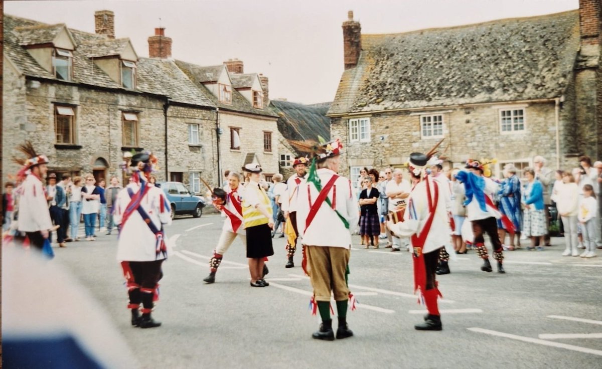 EynshamMorris's tweet photo. Photograph from @eynshamcarnival way back in 1988.
You may be able to recognise some familiar faces. True to form we've enlisted the help of local #police #constabulary
Thanks Brian M for sharing
#dance #folkdance #1980s #oxfordshire #carnival #eynsham #morris #morrisdancing https://t.co/0Nyys3KI0g