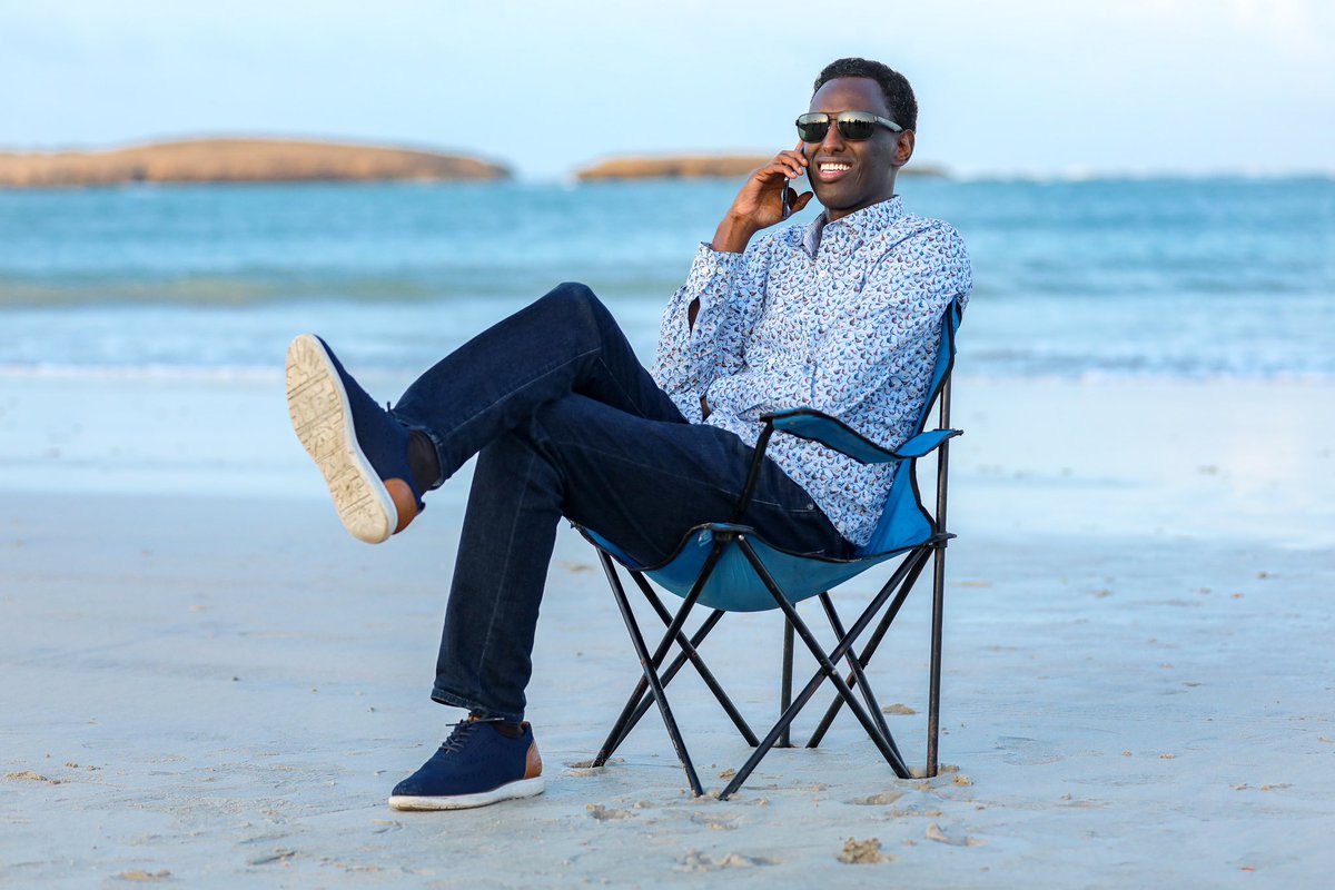 YayeSein's tweet photo. @hamse_warfa, Senior advisor to the U.S Department of State, enjoying a warm afternoon in Lido Beach Kismayo. This is a testament to the peace and tranquillity witnessed in Jubaland over the last 10 years. https://t.co/qdKTbZoxb5