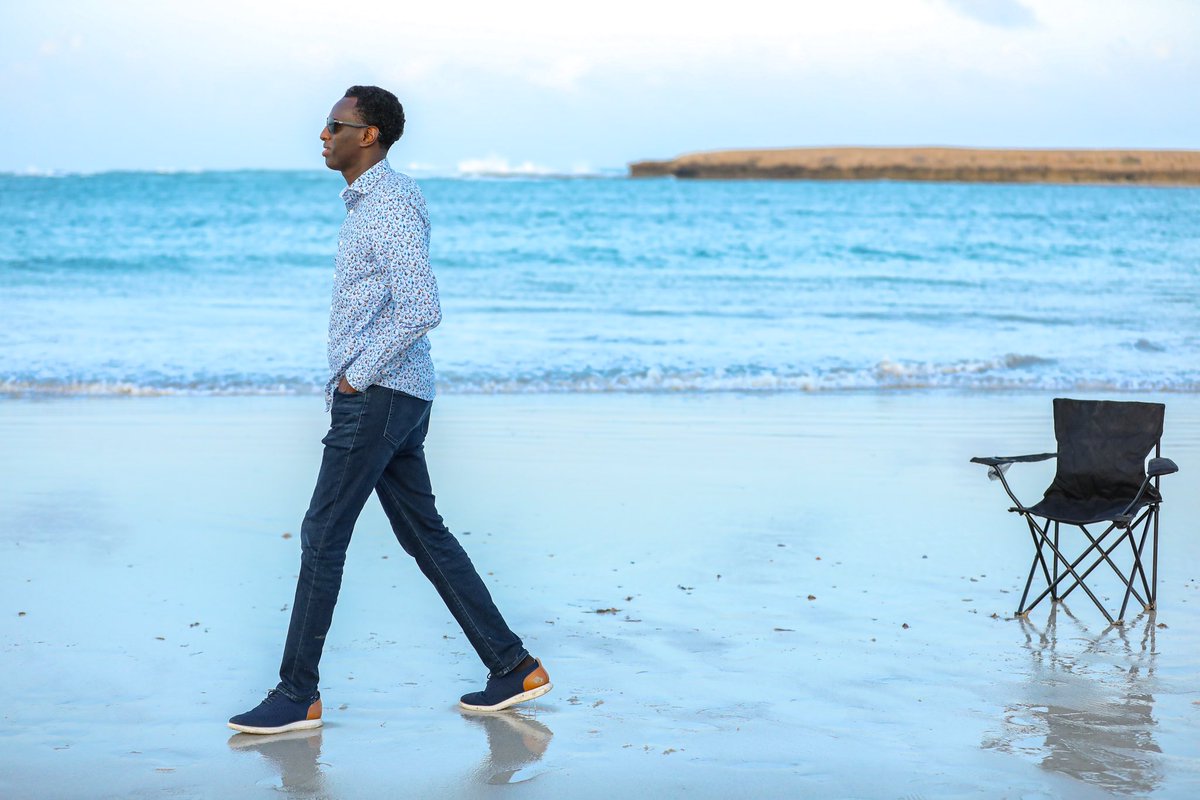 YayeSein's tweet photo. @hamse_warfa, Senior advisor to the U.S Department of State, enjoying a warm afternoon in Lido Beach Kismayo. This is a testament to the peace and tranquillity witnessed in Jubaland over the last 10 years. https://t.co/qdKTbZoxb5