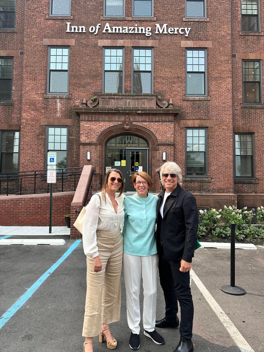 Jon Bon Jovi, Dorothea, &amp; Sister Mary last week at the Inn of Amazing Mercy, a new housing unit that also helps people suffering substance abuse!

Photo Credit: Project Home