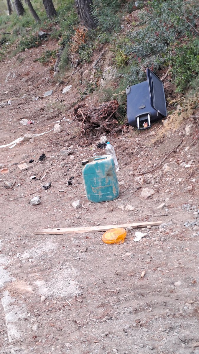 esconleo's tweet photo. @Cdfmesneta @AjCastelldefels @manureyeslopez @manualcalde_
Passeig de la Muntanya, un desastre, una bergonya, abandonament de la neteja al barri de bellamar. Finalitzades les obres de clavegueram i així segueix. https://t.co/gtRjYPnW1L