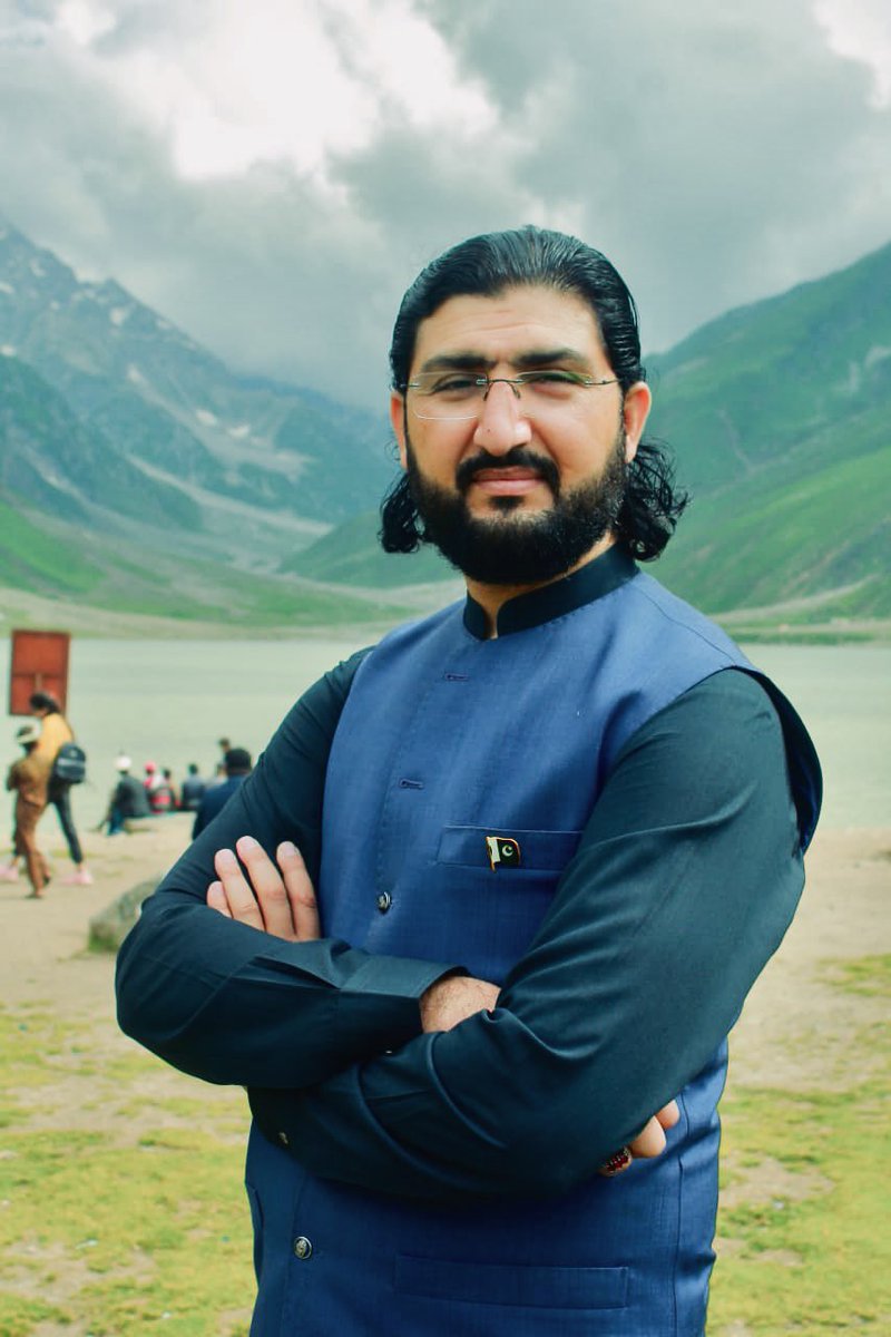 AmanAfridi_1's tweet photo. ایک نئی بحث شروع ہو گئی ہے کہ ایا ہمیں جشن آزادی یعنی 14 اگست منانا چاھئیے یا نہیں ؟ 

میرا اپنا ذاتی خیال ہے لازمی نہیں کہ ہر کسی نے متفق ہونا ہوگا جشن کا مطلب خوشی ( celebration )  اور آزادی کا مطلب تو ہم سب جانتے ہے تو کیا ہم آزاد ہے کہ ہم جشن منائے 

میرا خیال ہے کہ بالکل نہیں کیونکہ ہمیں ملک تو ملا ہے لیکن آزادی نہیں ملی آئین قانون تو ہے لیکن عمل در آمد نہیں طاقتوار کیلئے ایک جب کہ غریب کیلئے دوسرا قانون ہے اور اب تو خان صاحب اس کے پرخچے اُڑا دئے چاھے وہ عدلیہ ہو ، اسٹیبشلنٹ ہو ، بیوروکریسی ہو ، فوج ہو ، الیکشن کمیشن اور نام نہاد جمہوری سیاسی جماعتیں ہو سب کو ننگا کر کے رکھ دیا ہے 

عوامی نیشنل پارٹی کے بانی خان عبدالغفار خان ( باچا خان ) کہتے ہے کہ ہمیں ملک ملا ہے لیکن ہم آزاد نہیں ہے اور اس نے پاکستان میں دفن ہونا بھی پسند نہیں کیا اس نے وصیت کی تھی کہ مجھے آزاد ملک افغانستان میں دفنایا جائے اور ایسے ہی ہوا اس کا مقبرہ افغانستان میں ہے تو اسے غدار ڈکلئیر کر دیا گیا کہ یہ پاکستان کا مخالف ہے غدار ہے اج اس کی باتیں سچ ثابت ہو رہی ہے 

مجھے اظہار رائے کی آزادی نہیں ہے میں پر امن احتجاج نہیں کر سکتا اگر پر امن احتجاج کروں تو ڈی سی کے ذریعے میرا نام 3mpo میں ڈال کر پولیس کے ذریعے گرفتار کیا جاتا ہے اگر میں ہاتھ نہیں اتا تو نا میرا گھر محفوظ اور نا میرے گھر کہ افراد یا رشتہ دار محفوظ نہیں ہے اور خود آئین کے روند کر 90 دن میں الیکشن نہیں کروائے رہے جس پر ارٹیکل 6 لاگو ہوتا ہے جس کی سزا سزائے موت ہے کچھ نہیں ہوتا اور میں احتجاج کروں تو ایف آئی آر کاٹ دی جاتی ہے ملک کے مقبول ترین لیڈر کے فالوور پوری دنیا میں آباد میں ہے پر قاتلانہ حملہ ہو جاتا ہے وہ اپنی مرضی کا ایف آئی آر نہیں کروا سکتا اور اس کا سب سے بڑا گناہ یہ ہے کہ اس نے Absolutely not کہا تھا یہ میرا ملک ہے اس کے فیصلے یہاں ہونگے ہم پر کوئی دوسرا ملک اپنے فیصلے مسلط نہیں کر سکتا ہم امن چاھتے ہے کسی دوسرے ملک کے جنگ کا حصہ نہیں بن سکتے یہ سب سے بڑا گناہ ہے ملک کی سب سے بڑی عدالت سپریم کورٹ آرڈر دیتی ہے کہ 14 مئی کو پنجاب میں الیکشن کراؤ اس کے آرڈر کو ردی کی ٹوکری میں پھینک دیا جاتا ہے اور جب ان کا اپنا مفاد ہو تو یہی عدالت رات کے12 بجے پارلیمنٹ کے ڈپٹی سپیکر کے آرڈر کو کالعدم کرتی ہے اور من عن اس پر عمل کیا جاتا ہے یہ سب کچھ کون کروا رہا ہے پوری قوم بخوبی جانتی ہے اور ہر ایک کے زبان پر ہے کہ یہ جو نا معلوم ہے یہ ہمیں معلوم ہے لیکن ڈر کے مارے کھل کر بات نہیں کرتے لیکن علم سب کو ہے 

الغرض کیا اس طرح ہمیں غلام رکھ ہم آزادی کا جشن منا سکتے ہے جہاں آئین قانون تو ہے لیکن عمل در آمد نہیں ہے مجھے ایک الگ ملک تو دیا گیا ہے لیکن میں فیصلے کرنے میں آزاد اور مختیار نہیں ہوں اس لئے میں 14 اگست کو آزادی کا جشن نہیں منا سکتا بلکہ میں عہد کرتا ہوں کہ جو جدوجہد آزادی کی تحریک خان صاحب اس ملک کیلئے شروع کیا ہے اس جدوجہد کا حصہ بنونگا اور وقت تک جدوجہد کرونگا جب تک میرا ملک پاکستان حقیقی معنوں آزاد اور خود مختیار نہیں ہوتا آئین اور قانون اپنی اصل شکل میں بحال نہیں ہوتا میرے ملک کے فیصلے ملک کے اندر نہیں ہوتے کیونکہ یہ میرا ملک ہے اور میں اس کا مالک ہوں پاکستان میرا ملک تھا ہے اور رہے گا ان شاءاللہ ۔۔

نوٹ : اپنی پکچر دینے کا مقصد میرے سینے پر سجا سبز ہلالی پرچم جو ہر وقت میرے سینے پر سجا رہتا ہے جس سے مجھے بے حد پیار اور محبت ہے پاکستان تھا ہے اور تاقیامت رہے گا ان شاءاللہ ۔۔