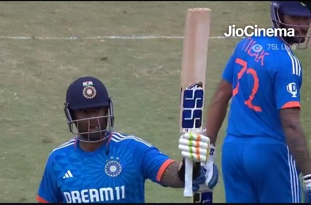 Aru_Ro45's tweet photo. Mumbai Indians blood and Rohit Sharma devotees are carrying team India in their shoulders.
Tilak Verma and Suryakumar Yadav https://t.co/GBlimUZU88