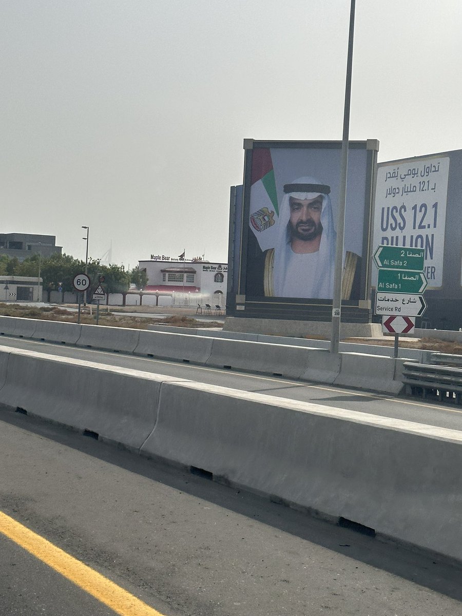 اجمل مفاجئة جديدة على شارع الشيخ زايد بوجه سيدي الشيخ محمد بن زايد وهو تذاكر للتواضع  و القوة و الحب والاستقرار ولكنني افتقدت شي وهو وجه الشيخ زايد و هذا ابونا الاول و الشارع هو شارع الشيخ زايد، ابنكم و اقترح وجود صورته او تذكار دائم على طريق الوصل بين بوظبي و دبي الدائم❤️