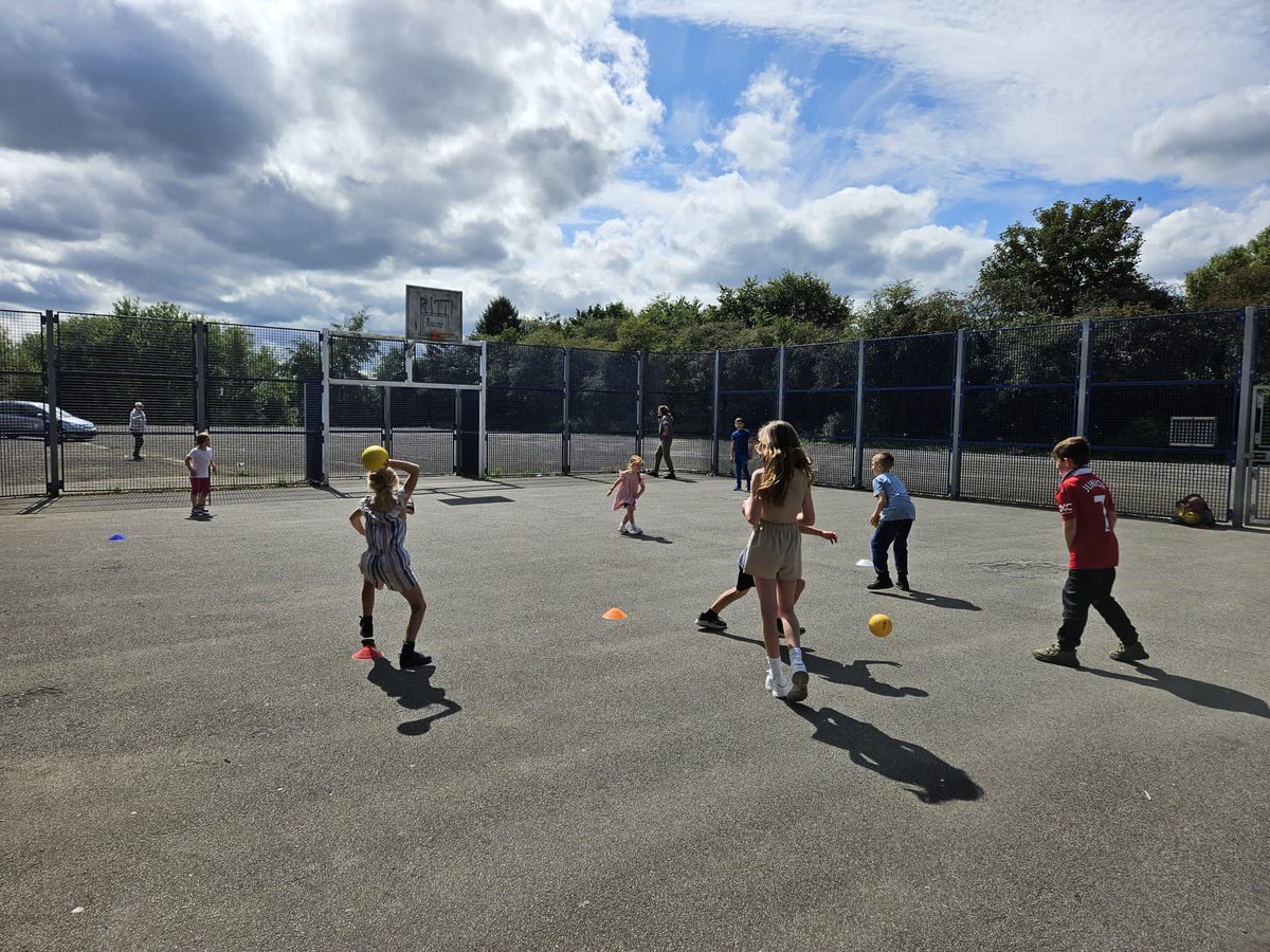 ActveCommunties's tweet image. Lots more fun today on our Brookhouse and tiger moth play streets @ForHousing 

#HAF2023 #SalfordSummerOfFun