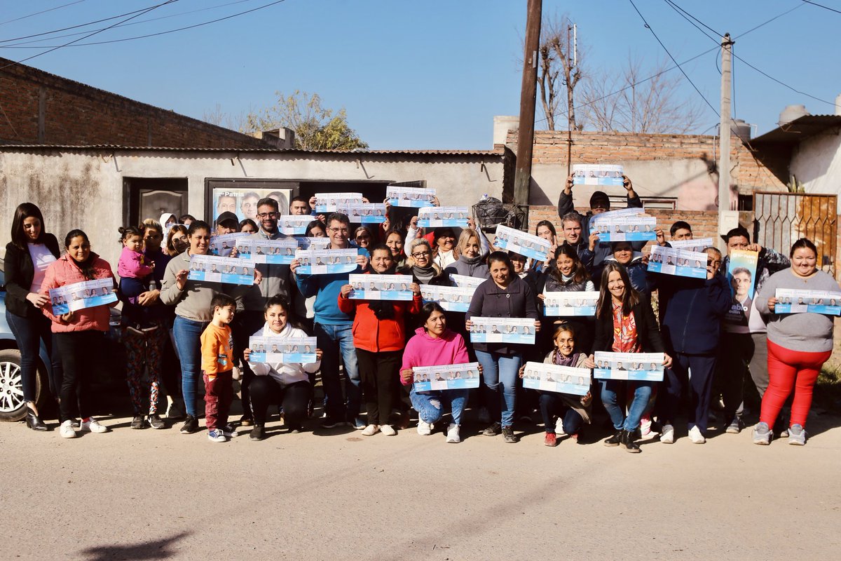 gabiyedlin's tweet photo. A 40 años de la #Democracia, este domingo hay que participar de la fiesta cívica. Hoy hablamos del tema con vecinas y vecinos del barrio #CruceroBelgrano. Les pido a los tucumanos que vayan y voten. Además estoy seguro que la mejor elección es por la #Lista04 de @unionxlapatria https://t.co/wv2i7dA6fc