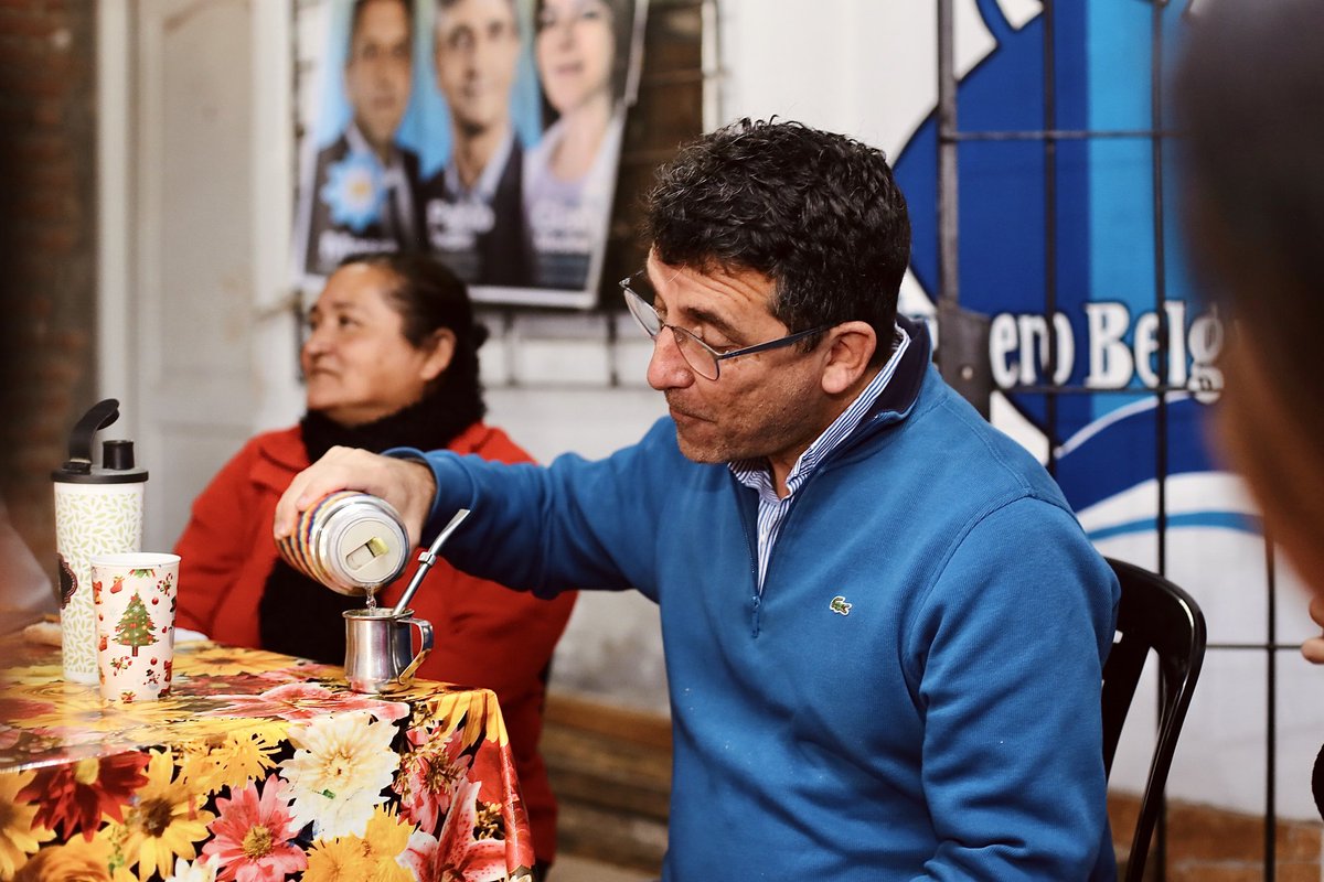 gabiyedlin's tweet photo. A 40 años de la #Democracia, este domingo hay que participar de la fiesta cívica. Hoy hablamos del tema con vecinas y vecinos del barrio #CruceroBelgrano. Les pido a los tucumanos que vayan y voten. Además estoy seguro que la mejor elección es por la #Lista04 de @unionxlapatria https://t.co/wv2i7dA6fc