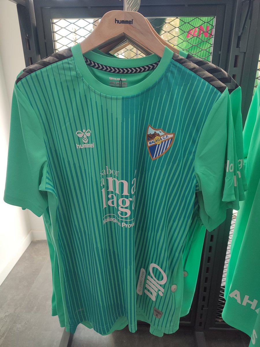 AtlMalagueno's tweet photo. Esto es un lujo, y vamos a celebrarlo.

¡Te regalamos una de estas camisetas! 💚💘

1️⃣ Seguimos y da 💞

2️⃣ RT 🔁 este tweet.

3️⃣ Menciona a 4️⃣ amigos.

↔️ Sorteo al superar los 1750 seguidores. 

#SomosDiferentes #ValoresÚnicos
#AtlMalagueño #CorazónPuro https://t.co/fwpHuu3nLK