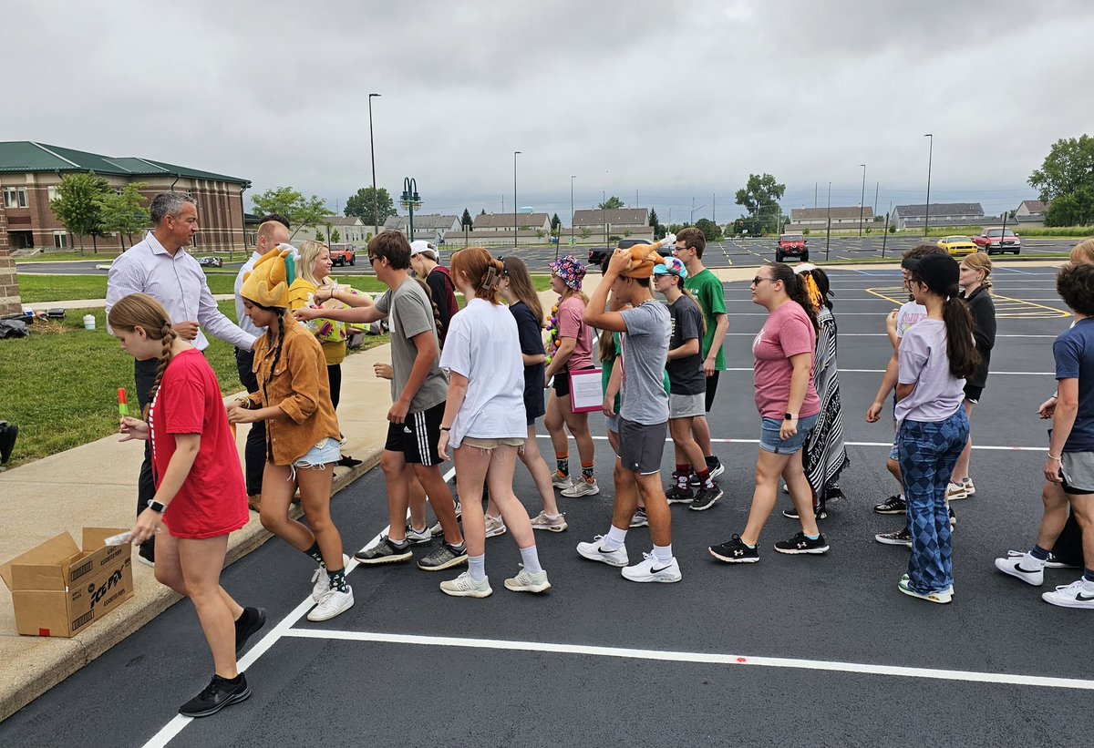 PHSjackets's tweet photo. We love our @PerrysburgBands! To celebrate the conclusion of band camp, and to show our band members a small token of our appreciation for their awesomeness, the admin team treated the 2023 marching band to some well deserved popsicles this week.🐝🎵🎷🎺🥁 https://t.co/JRtjeyvzKr
