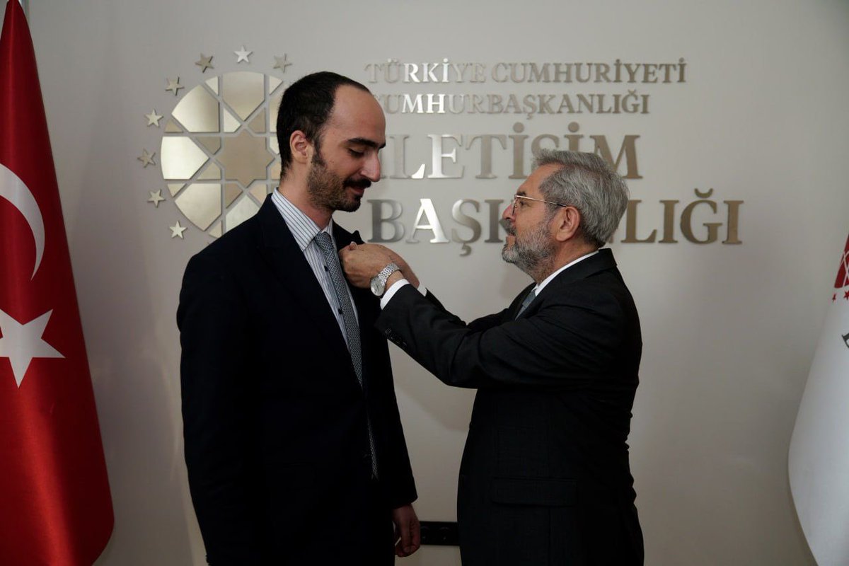 necdetunuvar's tweet photo. Cumhurbaşkanlığı İletişim Başkanlığı [@iletisim] toplantımızda kıymetli mezunlarımıza denk gelmenin mutluğunu yaşadık ve  kendilerine Ankara Üniversitesi rozeti takdim ettik. https://t.co/DLOAG2UeID
