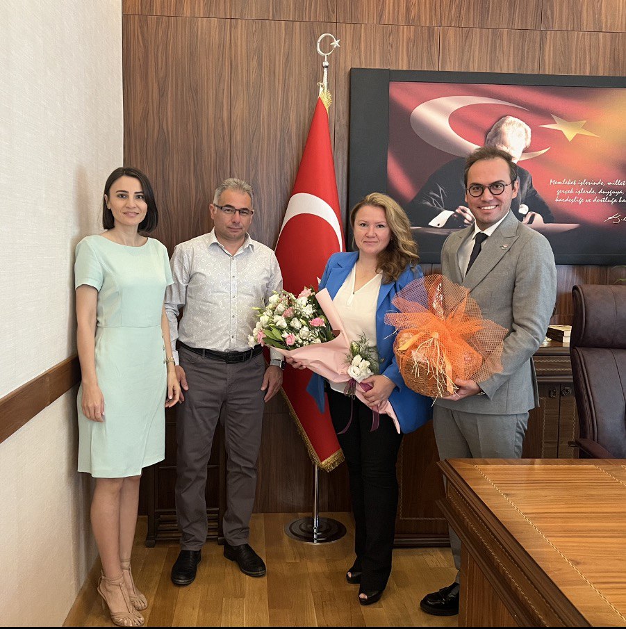 Bahçeşehir Koleji Kırklareli Kampüs Müdürü Doğuş ARINAN, Okul Koor. Kadri Güvenç ve İletişim Uzm. Nalan Nişikli, İl Millî Eğitim Müdürümüz Hilal Liliyar ÖZEFSUN'u ziyaret ederek yeni görevinde başarılar diledi.
<a href="/tcmeb/">Millî Eğitim Bakanlığı</a> <a href="/Yusuf__Tekin/">Yusuf Tekin</a> @BirolEkici_39 <a href="/hilalliliyar/">HiLALL..</a> <a href="/bahcesehir_k12/">Bahçeşehir Koleji</a>