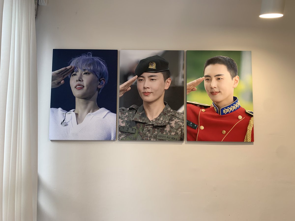 wwandeww's tweet photo. 특전 보자마자 여긴 가야한다 싶었던 카페👍 카페 분위기가 좋았고 충성(?)존에서 좀 뭉클했어요🥹 사진들이 다양해서 액자보는 재미가 컸습니닿ㅎ 그리고 예뻐서 충동구매한 온더락잔🤭 오라오라 온더락잔이여..

#STAY_WITH_JAEYOON https://t.co/fDRf4mK2t6