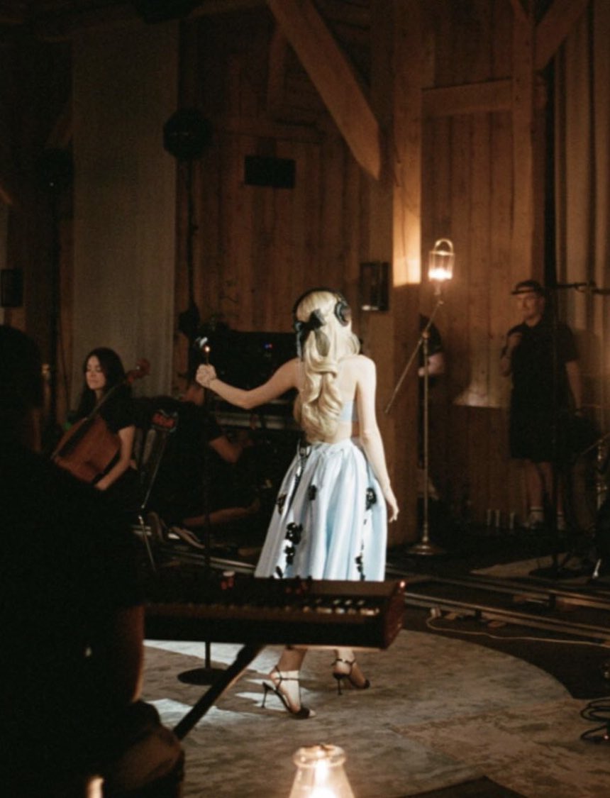 ARIANA THE SINGER
IS BACK