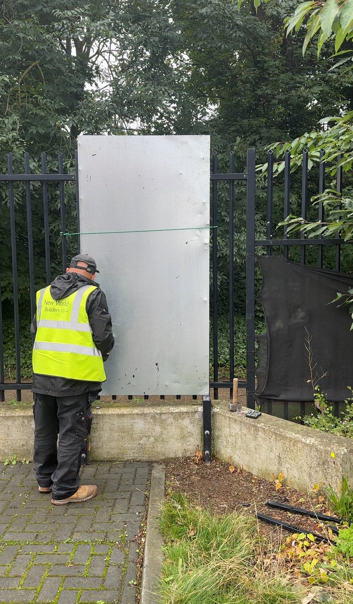 edddadams's tweet photo. @Shurgard, lured in by low rates in Woolwich, but your fence might as well have a "Thieves Welcome" sign! https://t.co/M6UO5f9TtZ