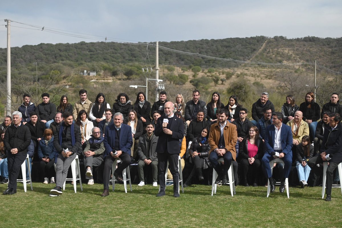 Nuestro país va a volver a crecer y generar trabajo de manera federal, apoyando a los seis motores del desarrollo: la energía, minería, agroindustria, industria manufacturera, economía del conocimiento y turismo. Queremos construir una Argentina que tenga oportunidades para todos