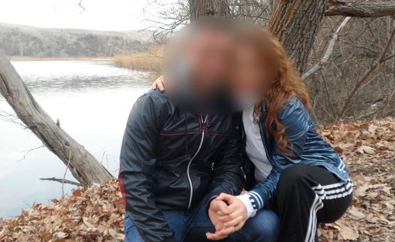 sevincozarslan's tweet photo. KHK'LI ASKERLERİ ŞİŞLE ÖLDÜRME GİRİŞİMİ 

Elazığ 1 Nolu F Tipi'nde kalan 5'i KHK'lı asker, 7 kişi dün gece "Biz derin devletiz" diyen 2 kişinin şişli saldırısına uğradı. Saldırıya uğrayan KHK'lı M.Y.'nin eşi A.Y: "Bugün öğlen saatlerinde eşimle telefonda görüştüm. Koğuşu değiştiği için arama hakkı vermişlerdi. Dün gece saat 03.00 civarında iki kişi elinde şişle ‘Biz derin devletiz’ diye bağırarak eşimin koğuşa giriyor. Allah’tan eşimin karın boşluğuna gelmiş. Ama eşimle birlikte 7 kişinin daha tek kişilik hücresine girmişler ve onları yaralamışlar. Onlar kan içinde kalmış. Bildiğim kadarıyla 5’i asker, diğerleri başka nedenlerle tutuklu olan mahpuslar. Eşim hastaneye kaldırıldığını, muayene olduğunu ve tekrar cezaevine getirildiğini anlattı. Cezaevi müdürü eşimi odasına çağırmış ve özür dilemiş. Eşim bu öldürme girişimini duyurmamı istedi."

https://t.co/awXjBbcUQD