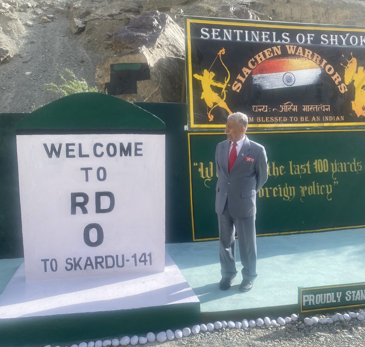 AbishkarUpadha1's tweet photo. The Hon’ble LG, #Ladakh, Brig (Dr) #BDMishra visited the #ZeroRD, Point in #Thang, Nubra on #Monday and interacted with the troops deployed in the #HighAltitudeArea
@lg_ladakh https://t.co/a7INfkhiSb