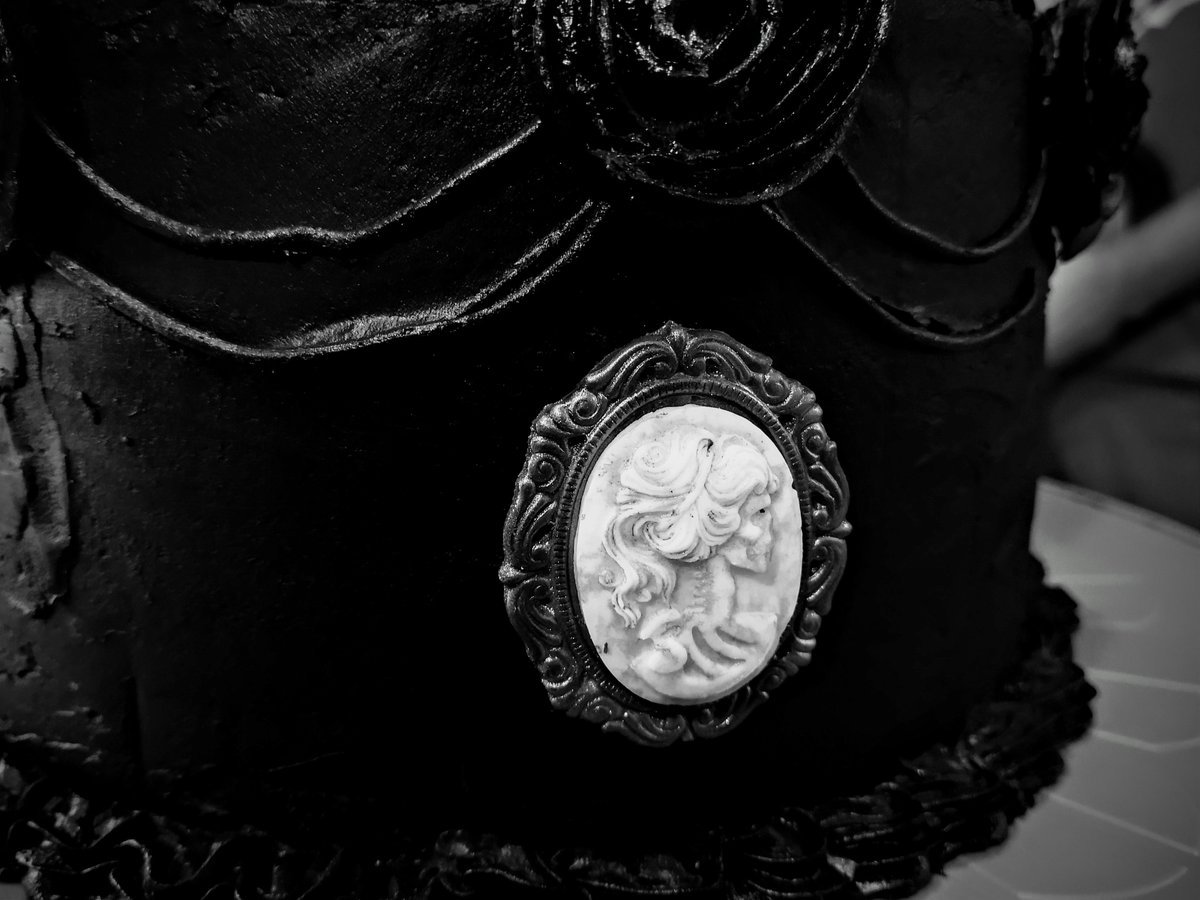 MmmmPie's tweet photo. Birthday cake request, "Victorian Funeral."  Cameos are molded candy melt, poured and colored/antiqued/finished by @CworthDynamics https://t.co/GCU64LnZBi