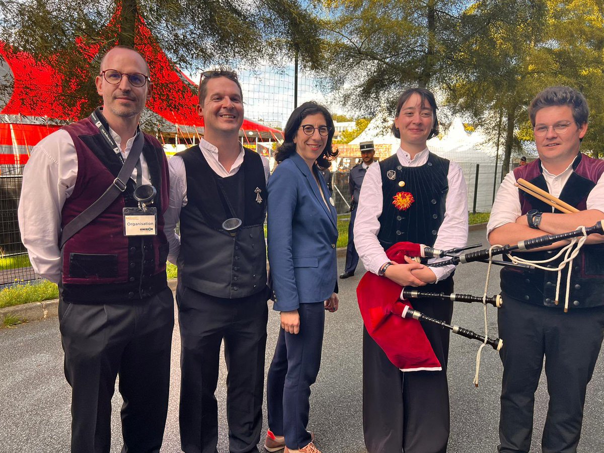 FPennamen's tweet photo. Découverte sur le terrain des instruments et discussions avec les sonneurs et batteurs de l’univers des Bagadoù avec @MinistereCC @RimaAbdulMalak, en marge des fructueux échanges avec la fédération @BASonerion dont j’ai l’honneur d’être le Vice-Président. 
@FESTIVALLORIENT https://t.co/NlRhYJ7F1v