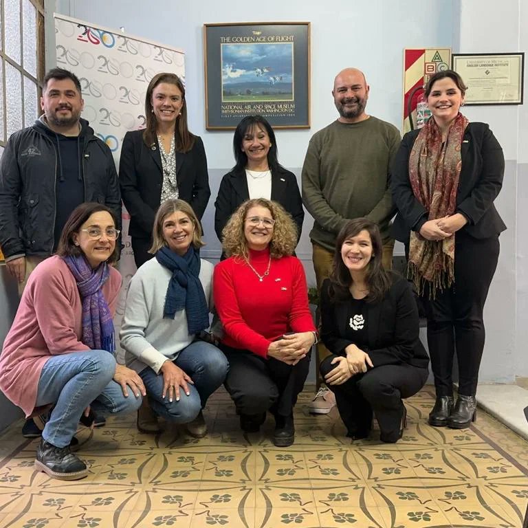 apicana's tweet photo. El pasado viernes, 4 de agosto, la Ministra Consejera de la Embajada de Estados Unidos en Argentina, Abby Dressel, estuvo de visita en APICANA, acompañada por Giselle Dubinsky, Especialista de Asuntos Culturales y Coordinadora de ex becarios de la embajada y un grupo de becarios https://t.co/Bodzm5qlAP
