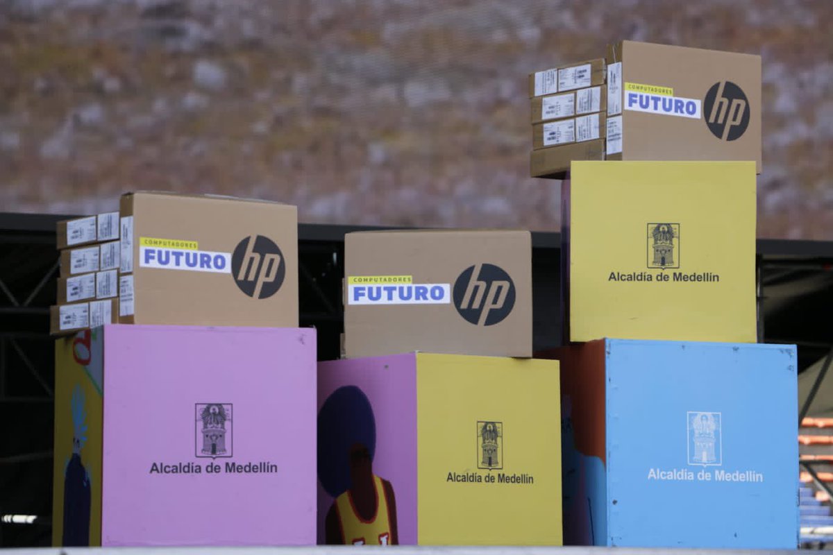 VanesAlvarez89's tweet image. 🚀¡Las oportunidades son para todos!

El Distrito le cumple a la educación.
Con una entrega de más de 21.000 #ComputadoresFuturo.💻

👩🏻‍💻Estamos felices porque así, sembramos la semilla del #ValleDelSoftware en todas las comunas y corregimientos de Medellín.🥳