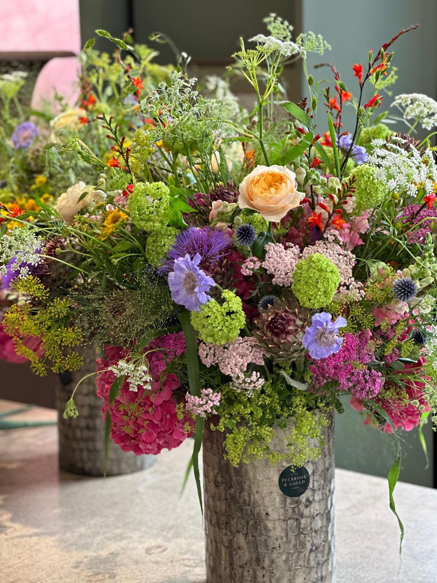 A very special floral arrangement created for @countryandtownhouse’s 2023 interiors issue.

#countryandtownhouse #interiordesign #interiorsissue #interiorsmagazine #pulbrookandgould #floralarrangement #florist #londonplorist #floraldecor #floraldesign