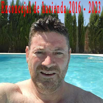 AlvisilloMolina's tweet photo. @FranHernandezG @juancar1812 @Telefonica @Davidge94 @AytMolinaSegura @AytMolinaEHyC #Radiopatio #MolinadeSegura 
Parecen dos gotas de agua, son igualicos en todo. Qué mala suerte tienen los empleados públicos de la concejalía de hacienda en el @AytMolinaSegura con los concejales de hacienda. @FranHernandezG y @josede_haro Les gustan los posados de piscina 2023. https://t.co/P3CR9TaHS3