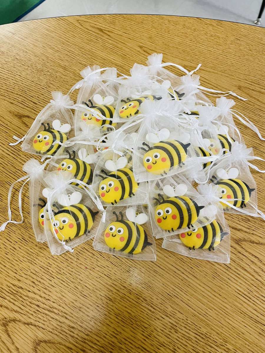 Getting ready for Meet the Teacher <a href="/PatlanES/">Patlan Elementary</a>. 2023-2024 1st grade is the place to Bee!! 🐝 #busybees