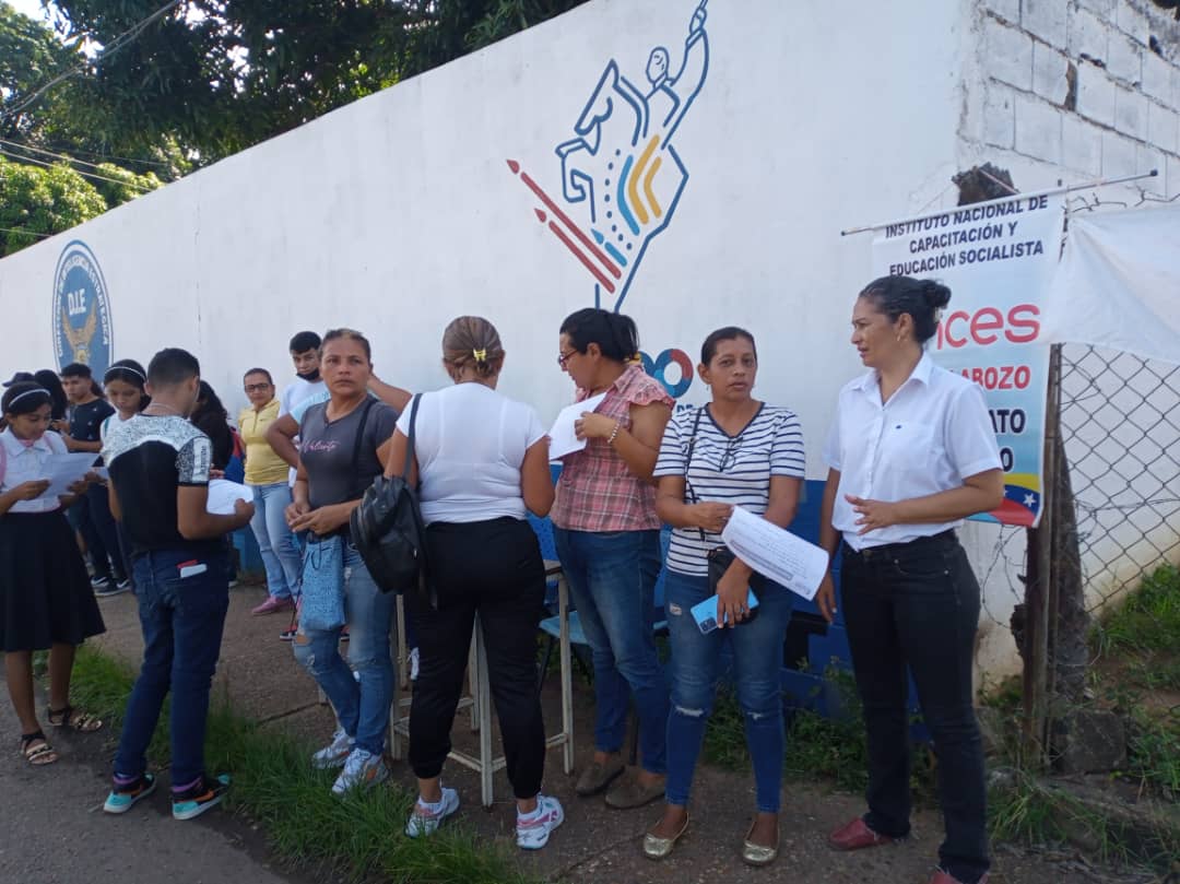 Inces_Guarico2's tweet photo. #8AG| El Inces en Guárico, tomó diferentes espacios públicos, donde realizó jornada informativa para  orientar y captar personas para los procesos formativos que ofrece el Inces. Esto a propósito del 64 aniversario de su fundación.  
#64AñosEnseñandoLaTécnica 
#AprendeLaTécnica https://t.co/CEiBzpJXM3