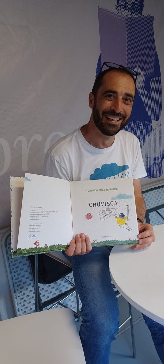 pousa_maria's tweet photo. Outra vez tiven que mandar recado...
GRICIIS!!! #FernandoPerezHernando #Chuvisca #FeiraDoLibroDaCoruña
@KalandrakaEdit @LibrariasGal
📷 Paz Castro https://t.co/9zOu3rcekT