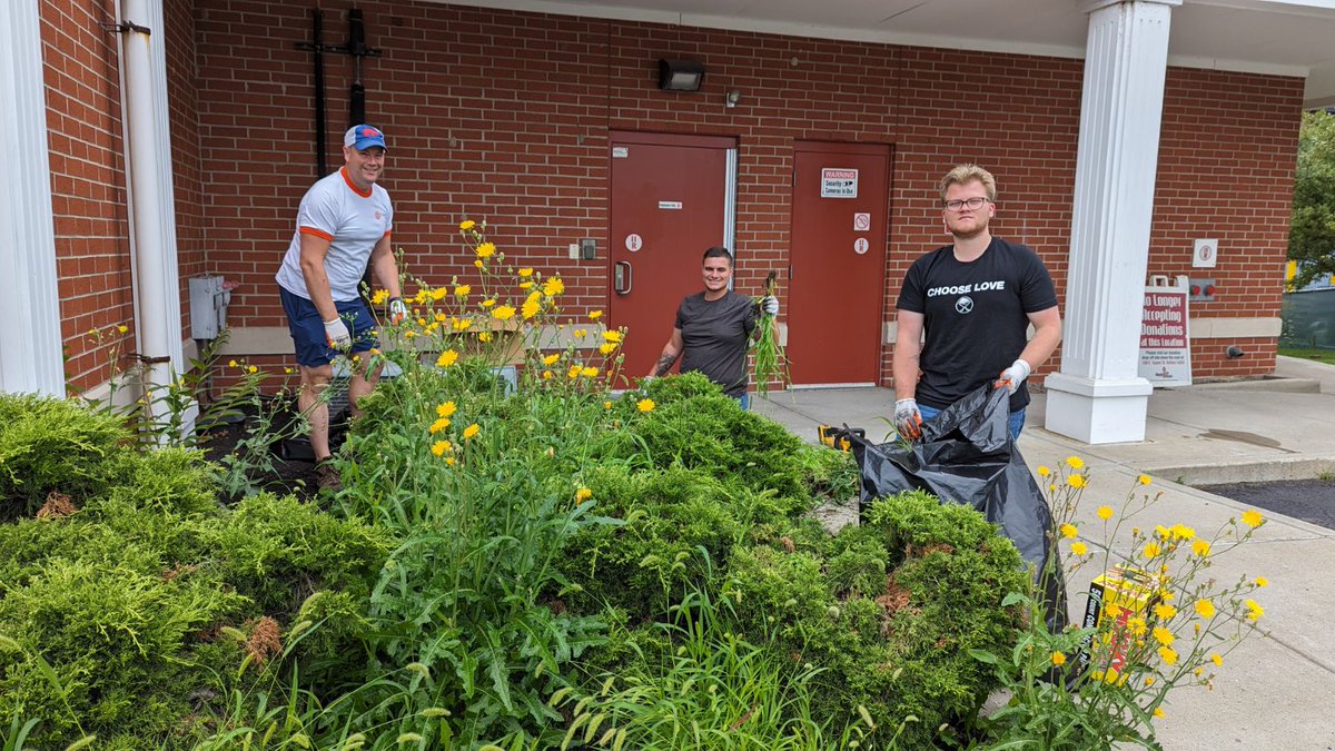 CityMission's tweet photo. 🌼 Big thanks to @EvansBankWNY  volunteers! 🌧️ Despite the rain, you beautified our gardens at Cornerstone Manor. Your support creates a nurturing space for our women and children in need. 
#volunteer #BuffaloNY https://t.co/u5o9KUdT74