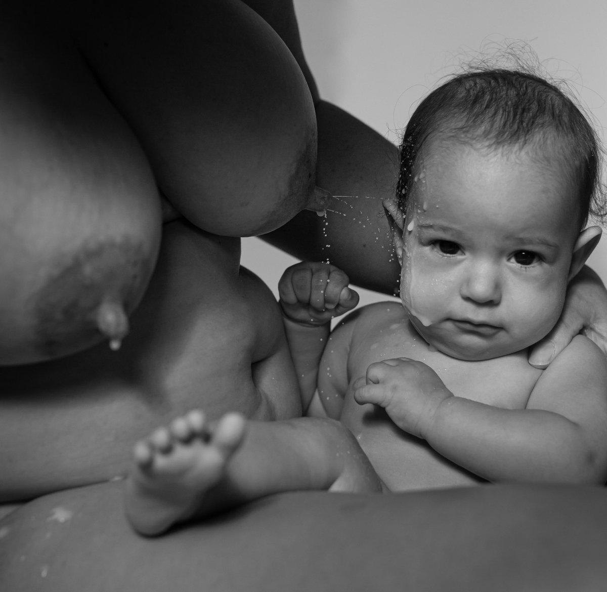 poesiacomelos's tweet photo. Amor líquido. 

#agostodourado #aleitamentomaterno #love #breastfeedingweek #breastfeeding #art #NFTCollection https://t.co/a7SvH80Jm4