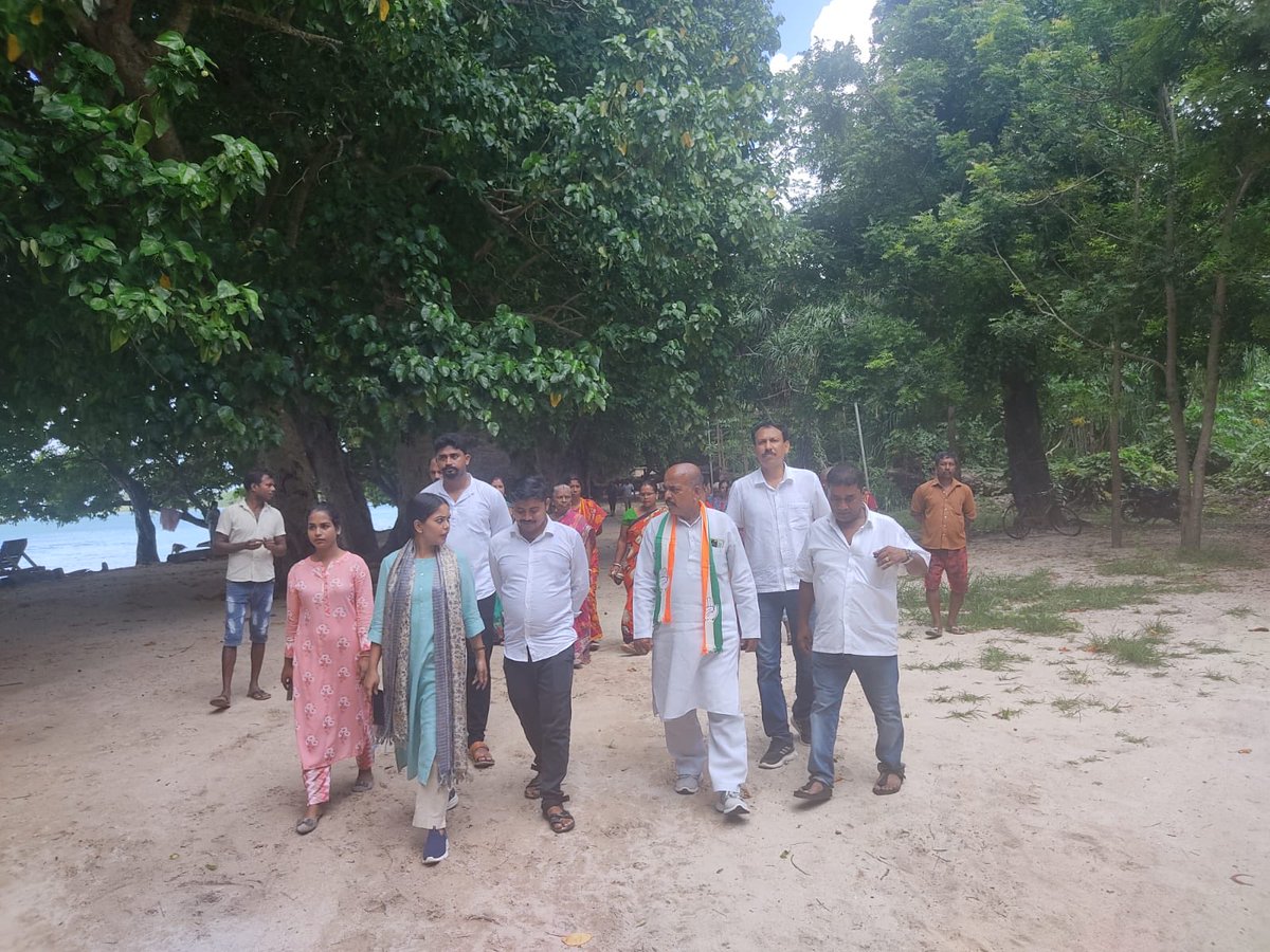 dikshadular15's tweet photo. Had a great visit to Shaheed Dweep Islands where energetic youth welcomed and took around the areas where Administration is demolishing the shops. Visited different areas and listened to the residents and attempted to resolve some issues ⁦@Allavaru⁩ ⁦@srinivasiyc⁩ https://t.co/RtG7xsHkzC