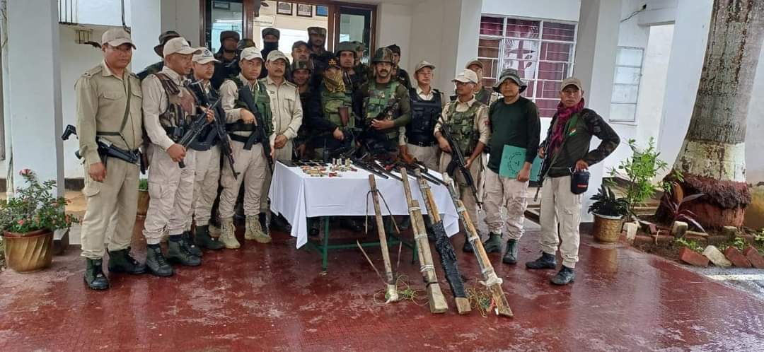 seijahao_haokip's tweet photo. Where is Justice. Not to mention those 4000 handed over weapons to Meitei millitants. Just few days back 300 Guns where looted and the looters roam freely. No govt catch them. But why this country made weapons of kukis far from City are apprehended.
#SeparateAdminstration https://t.co/hhGTwhk7aN