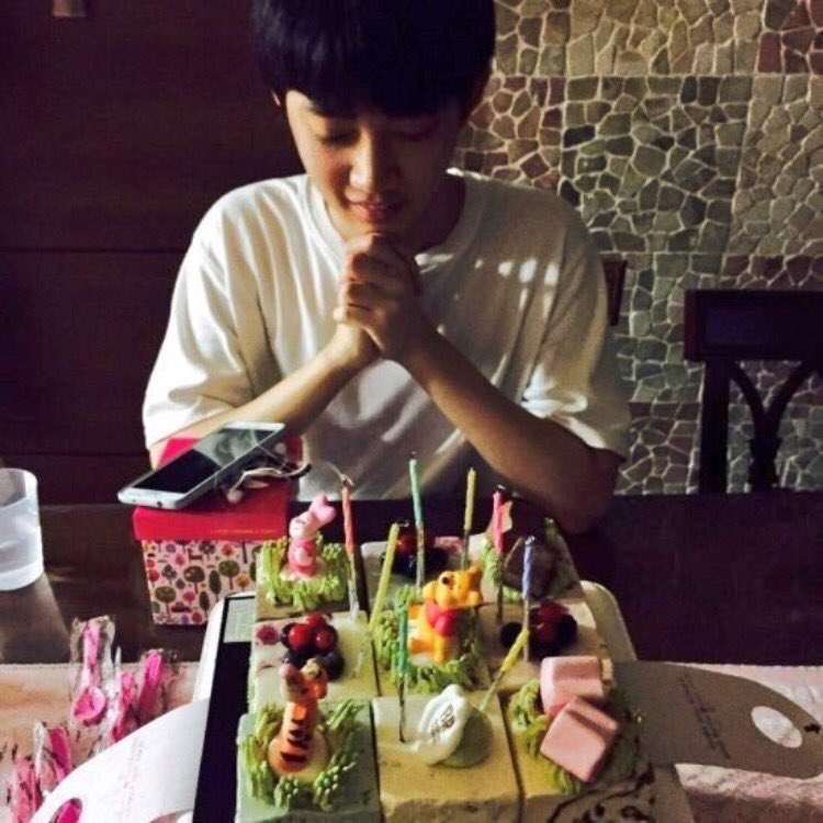 04_520s's tweet photo. 형섭아 생일 축하해
케이크와 형섭이
그리고 케이크에 뽀뽀해주던 형섭이까지
여전히 사랑해
#형섭이_생일아_안녕 https://t.co/RgZJgTeQru