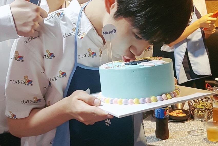 04_520s's tweet photo. 형섭아 생일 축하해
케이크와 형섭이
그리고 케이크에 뽀뽀해주던 형섭이까지
여전히 사랑해
#형섭이_생일아_안녕 https://t.co/RgZJgTeQru