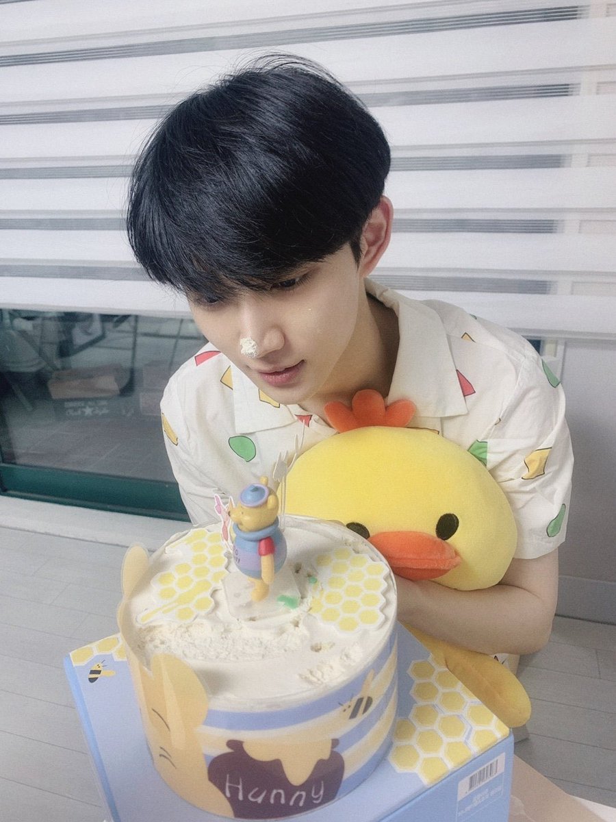 04_520s's tweet photo. 형섭아 생일 축하해
케이크와 형섭이
그리고 케이크에 뽀뽀해주던 형섭이까지
여전히 사랑해
#형섭이_생일아_안녕 https://t.co/RgZJgTeQru