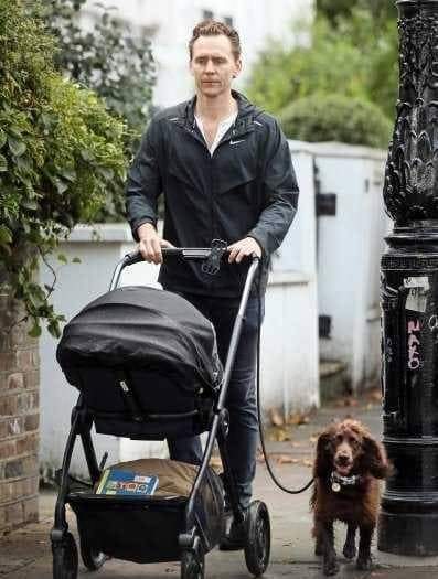 maryensenada's tweet photo. #New
Tom Hiddleston paseando por Londres con sus dos bebés. 🤗❤

crédito a quien corresponda.

#TomHiddleston #BabyHiddles #BobbyHiddleston #London #CutenessOverload #FatherAndSons #TomHiddles #Hiddlesfan #HiddlesArgentina https://t.co/tXipxUrCIZ