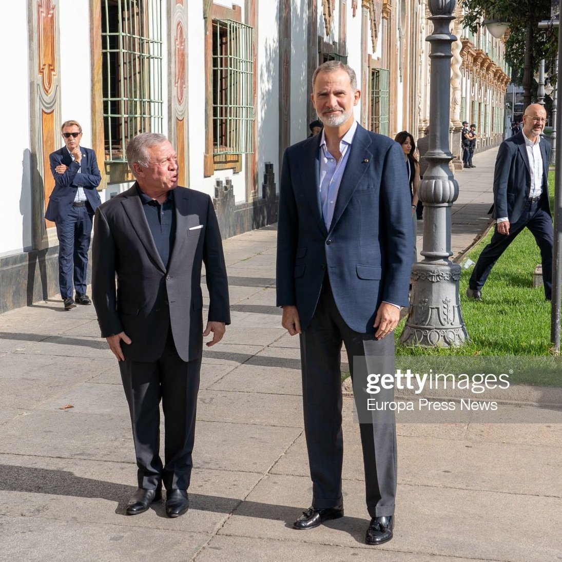 Can't help thinking this looks like a meeting between a diminutive William Shatner and (an extruded) @TheSimonEvans [From the @dieworkwear thread on Tristan Tate's $20k suit. Btw bloke on the right is King Felipe VI of Spain]
